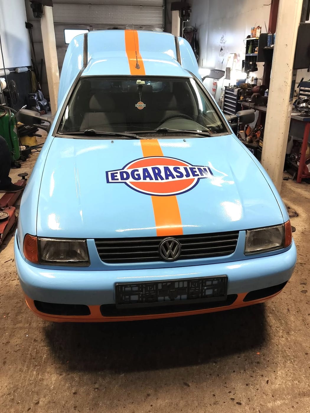 Den samme Caddyen ferdig lakkert i lyseblått med oransje stripe