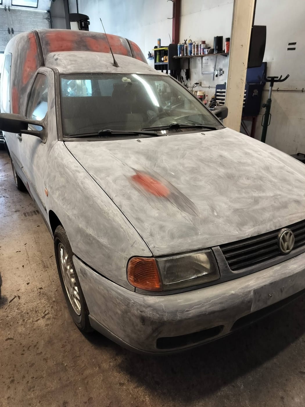 Volkswagen Caddy i grå grunning inne på verkstedet