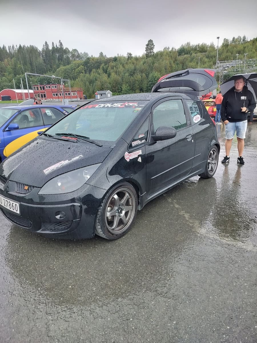 Svart Mitsubishi Colt i depotet