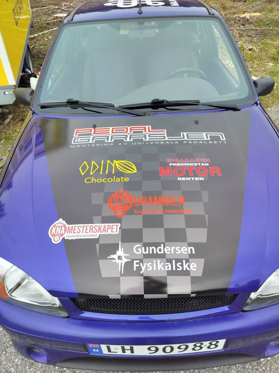 Lilla Ford Fiesta med logoer fra støttespillere på panseret