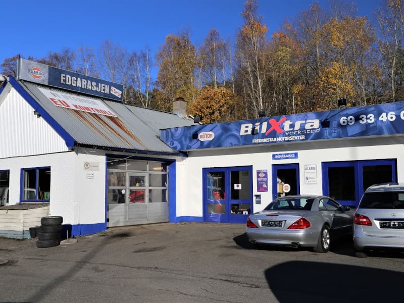 Verkstedet i Skåraveien 15 med BilXtra-skilt en høstdag