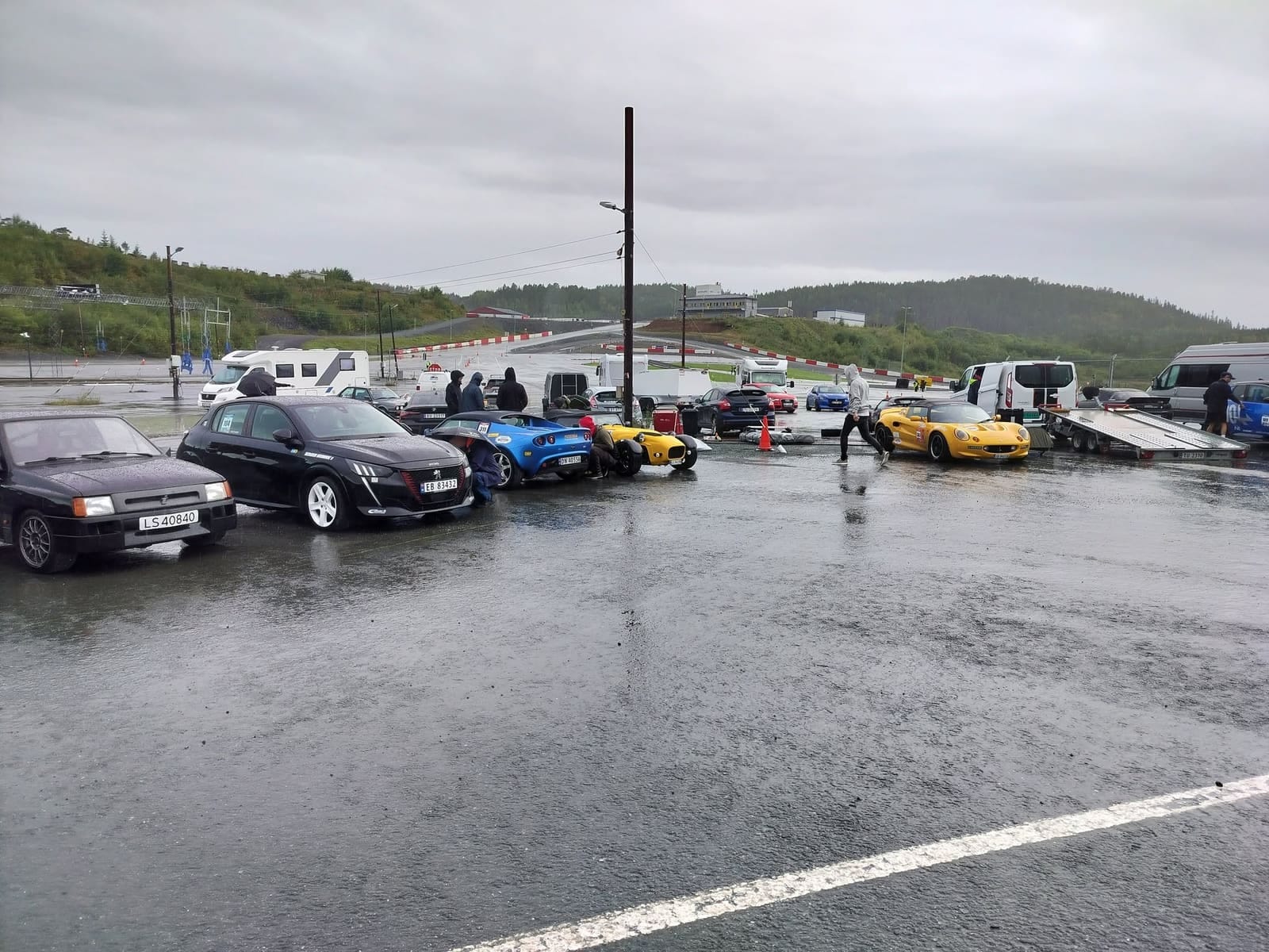 Biler parkert i depotet på en våt bane