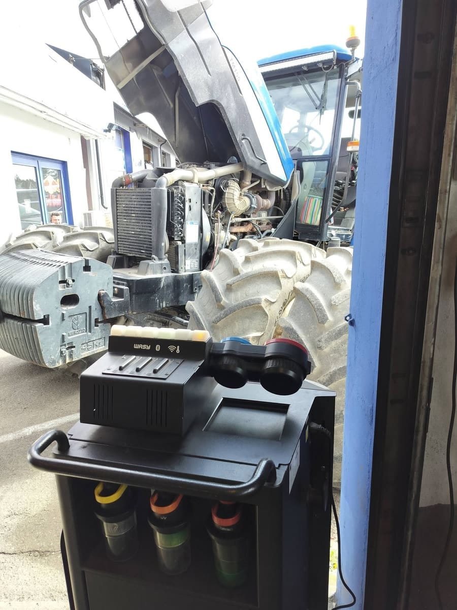 Diagnoseutstyr på tralle ved en bil inne på verkstedet