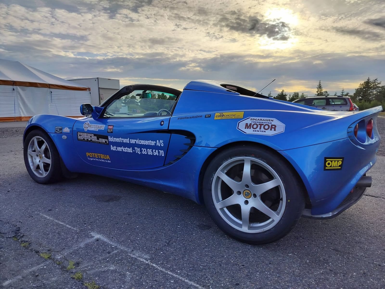 Blå Lotus Elise parkert i motlys