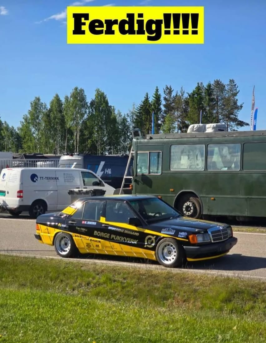 Gul og svart Mercedes 190 klar for start