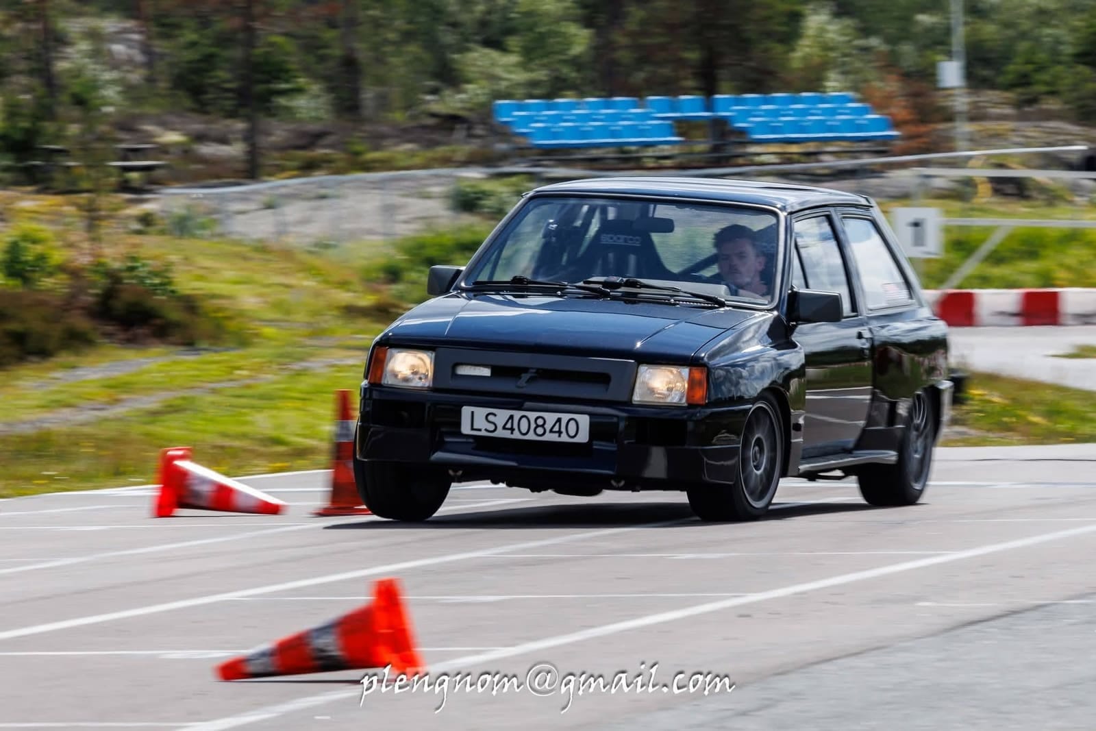 Svart Renault 5 i kjegleløypa