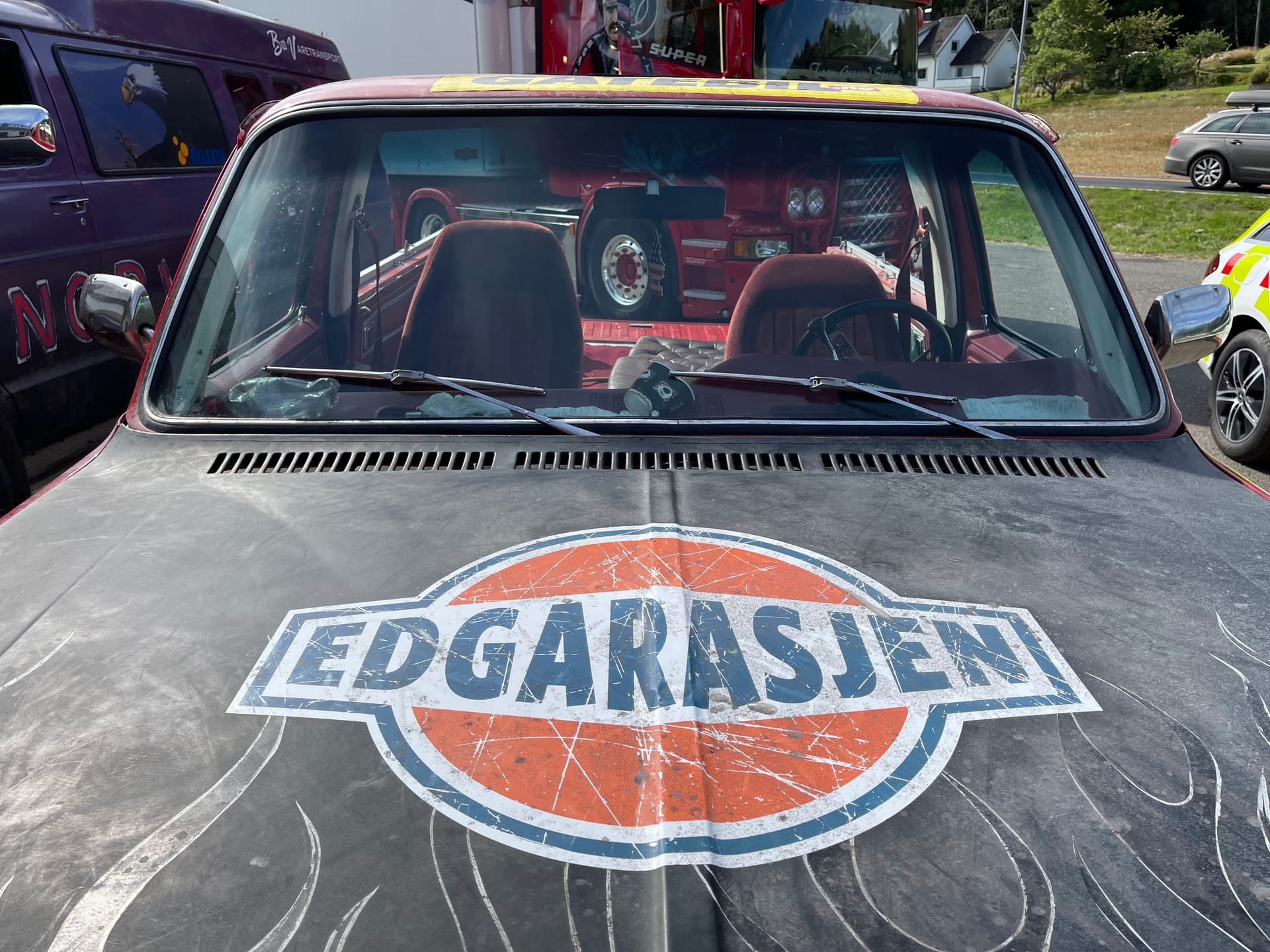 Edgarasjen-logoen malt på panseret til en gammel pickup