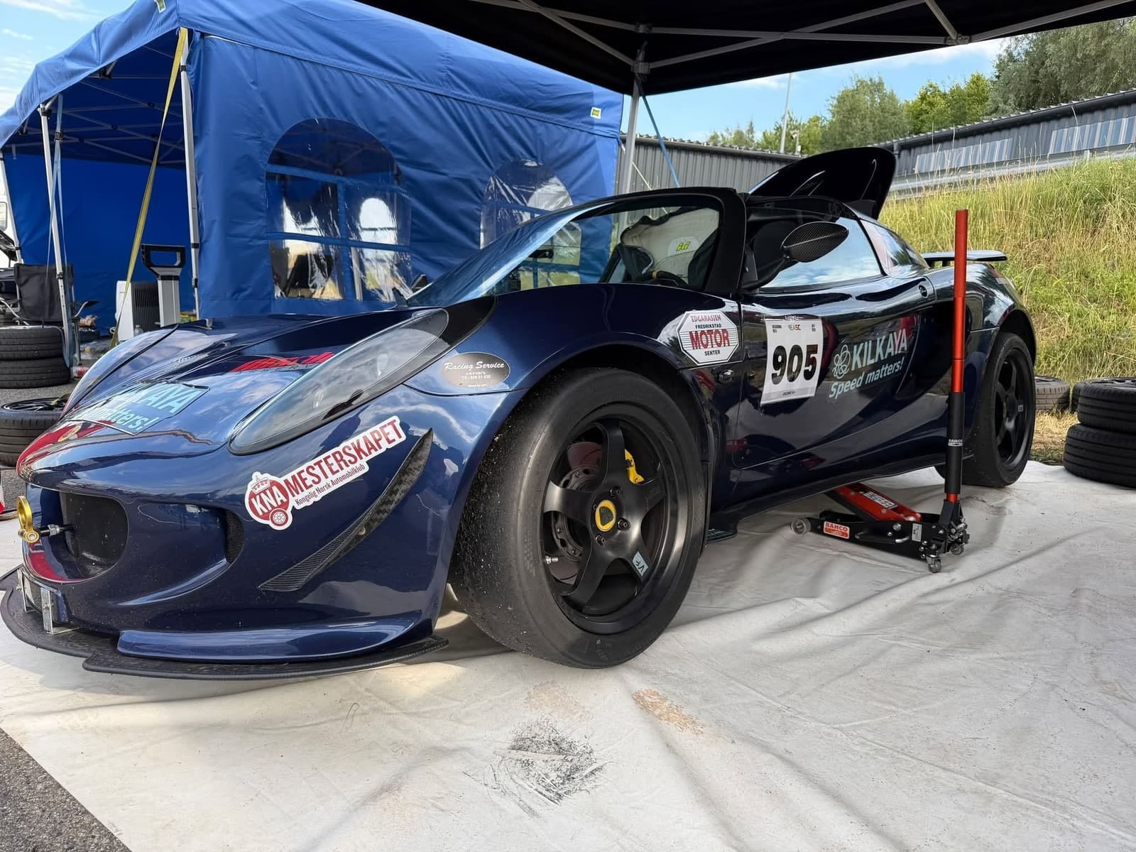 Lotus Elise under et blått telt i depotet