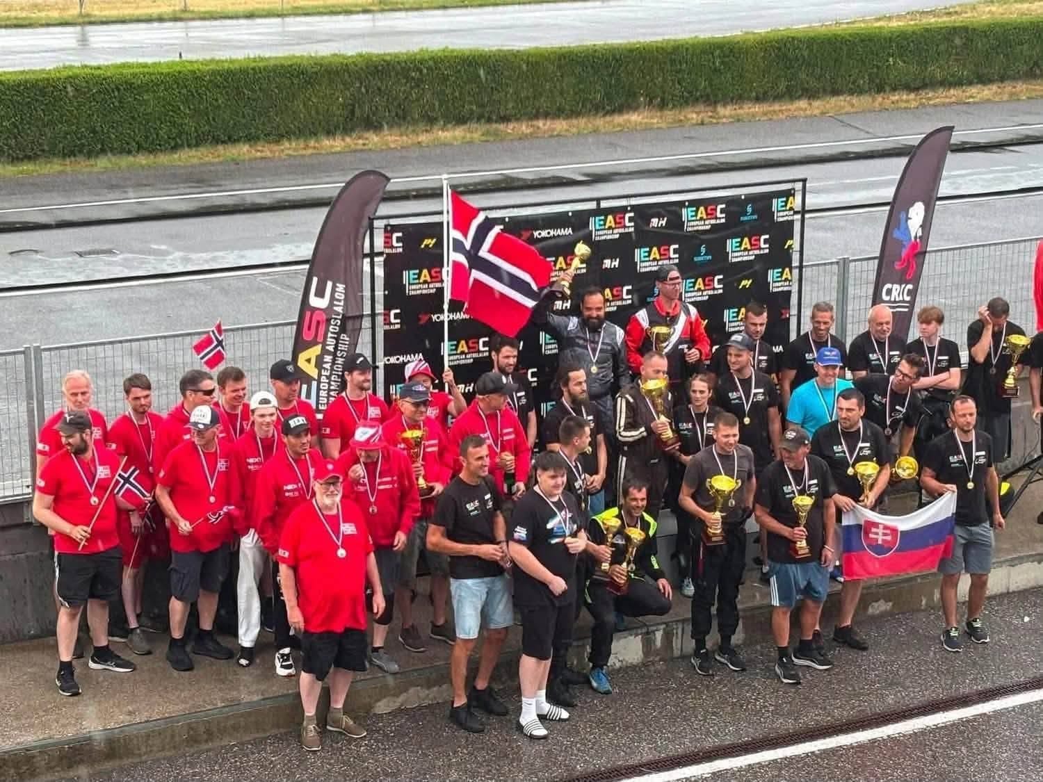Det norske laget samlet med flagg under EASC