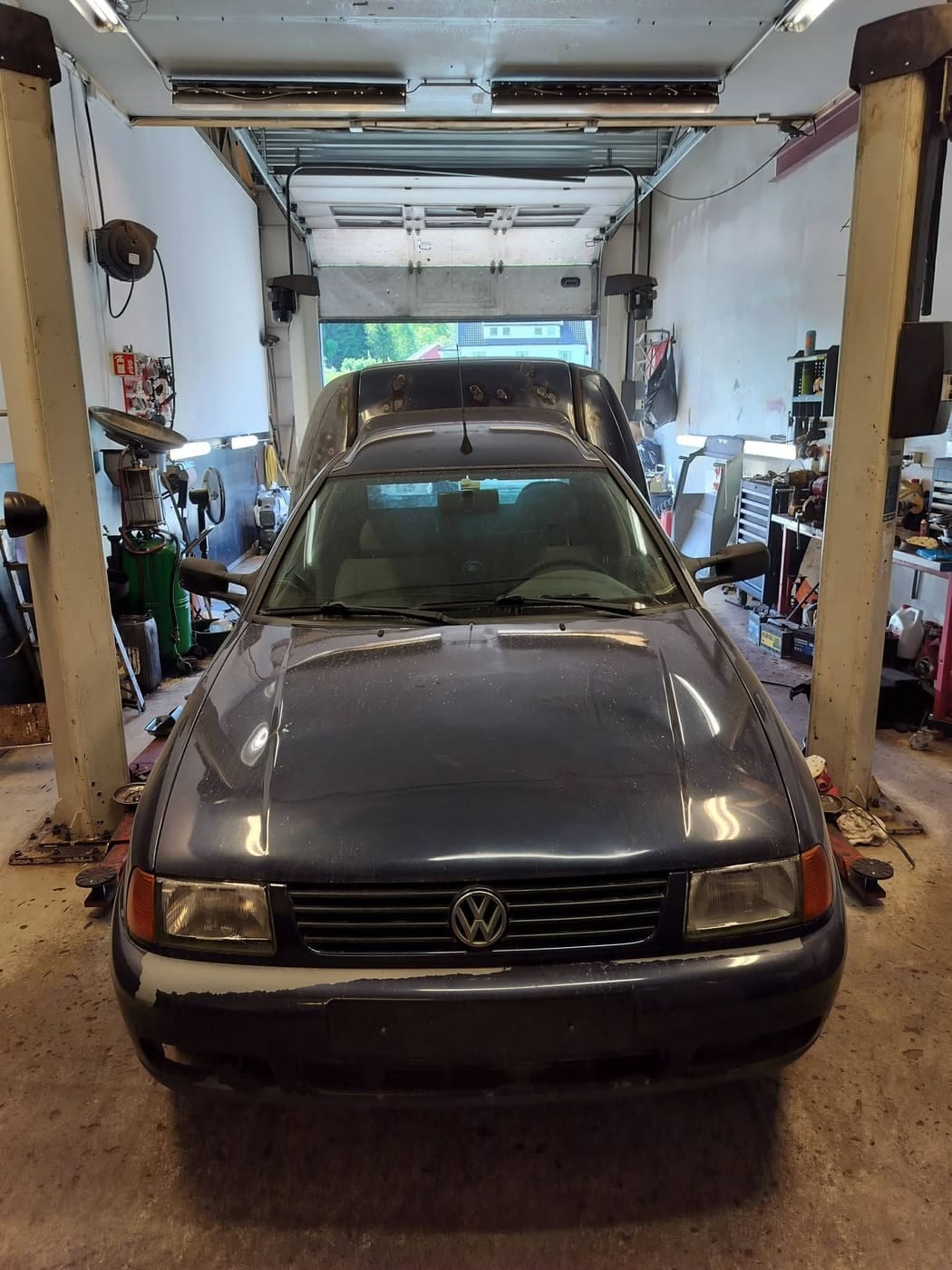 Volkswagen på løftebukk inne i verkstedhallen