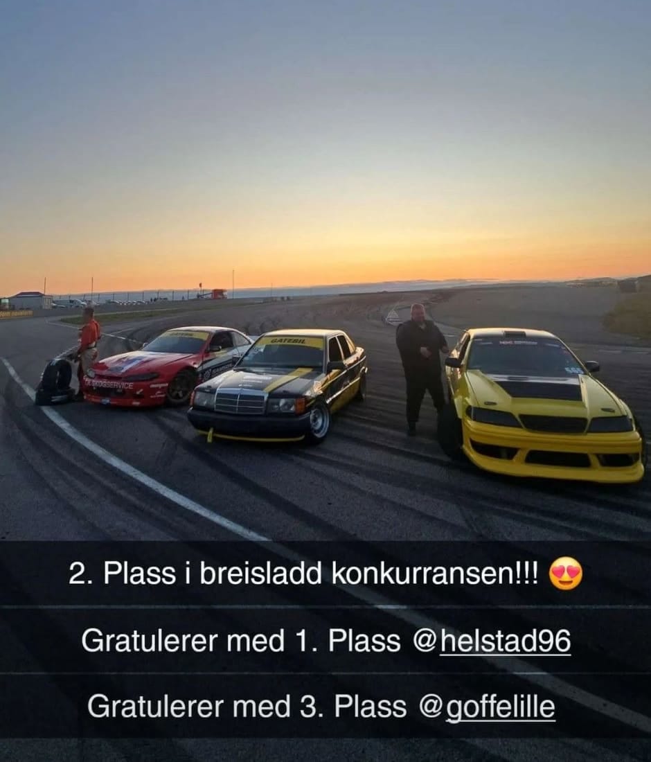 Tre biler på rad i solnedgang etter breisladd-konkurransen