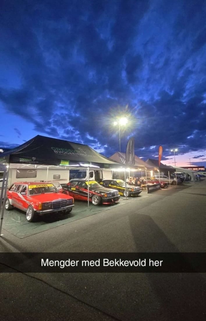 Biler parkert på en plass i kveldslys