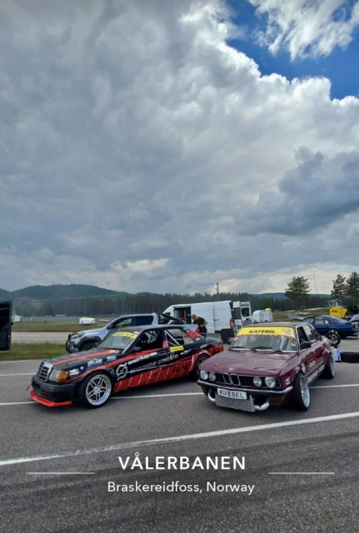 To driftbiler stilt opp på Vålerbanen
