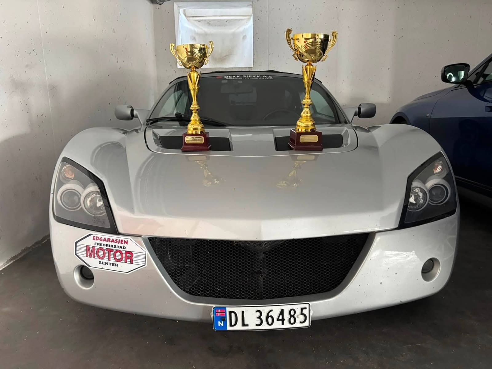 Opel Speedster med to pokaler på panseret